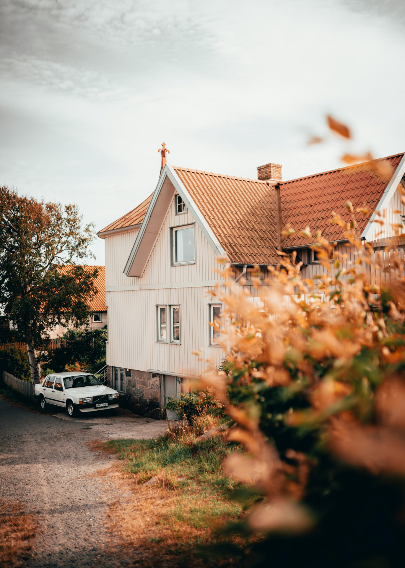 Ljust hus med tegeltak en höstdag